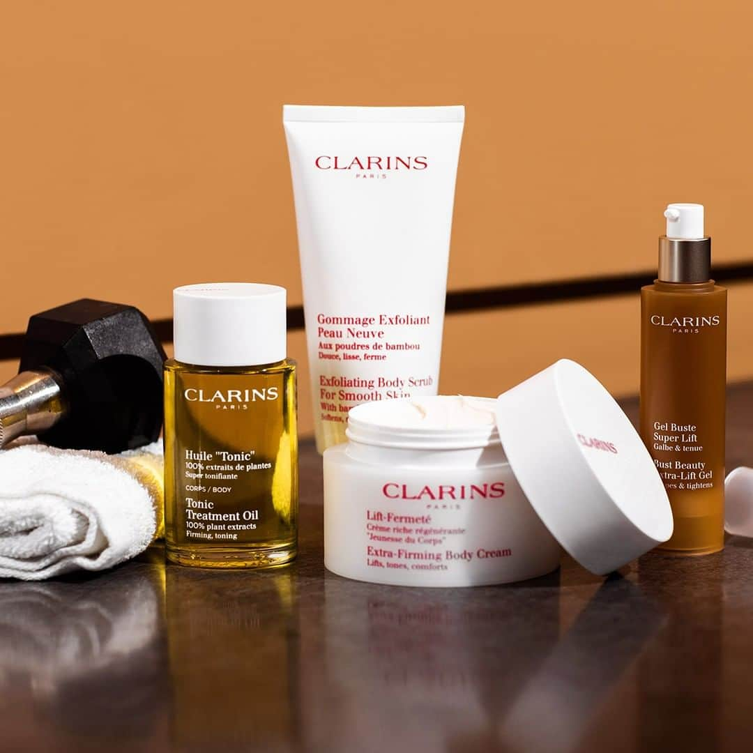 Clarins Italiaさんのインスタグラム写真 - (Clarins ItaliaInstagram)「Come affrontare i cambiamenti del proprio corpo nelle diverse fasi di vita? . . . . #Clarins ha identificato un protocollo compattezza e tonicità composto da: 🔸 #GommageEsfolianteRinnovatore per liberare la pelle dalle impurità 🔸 #HuileTonic per prevenire l'aspetto a buccia d'arancia 🔸 #GelTonificanteSuperLift che assicura sostegno e una forma perfetta del décoletté 🔸 #LiftFermeté per levigare immediatamente le piccole imperfezioni su cosce, addome e parte interna delle braccia. ---------------- #ClarinsSkinCare #BodySkinCare #BodyCare」6月7日 2時02分 - clarinsitalia