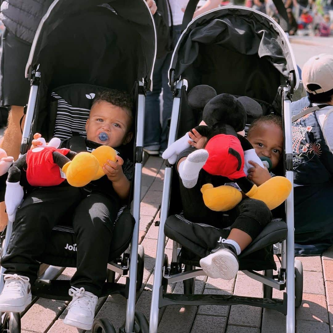 ショウン・トンプソンさんのインスタグラム写真 - (ショウン・トンプソンInstagram)「There are certain moments as parents that we will never forget 😭 When we gave them their first Mickey Mouse stuffed animals, they freaked out with excitement!  #disney #paris #disneyl #mickeymouse」6月7日 1時55分 - shaunt