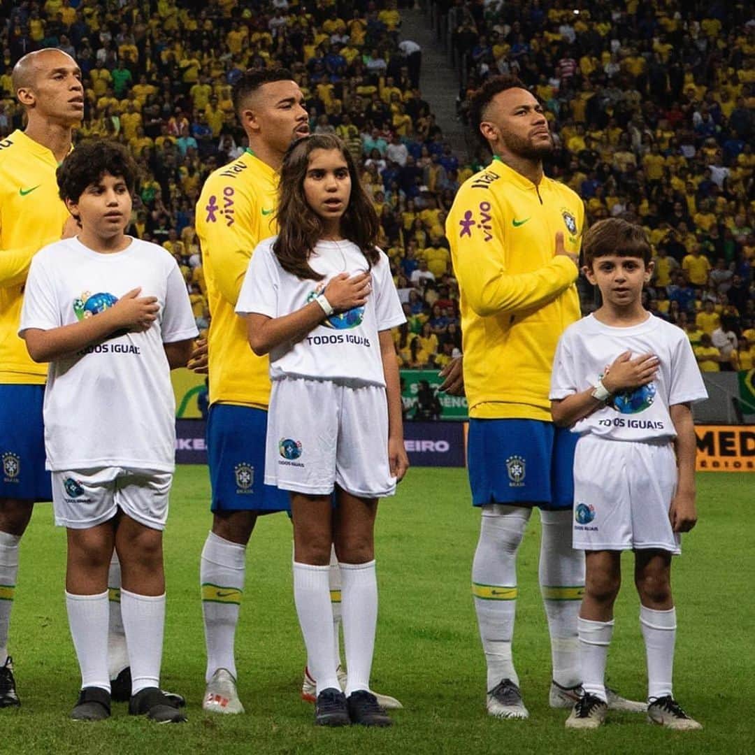 ミランダのインスタグラム：「Feliz pelo desempenho e pela vitória mas triste em perder um companheiro para esta competição, tmj @neymarjr boa recuperação irmão 👊🏽🇧🇷」