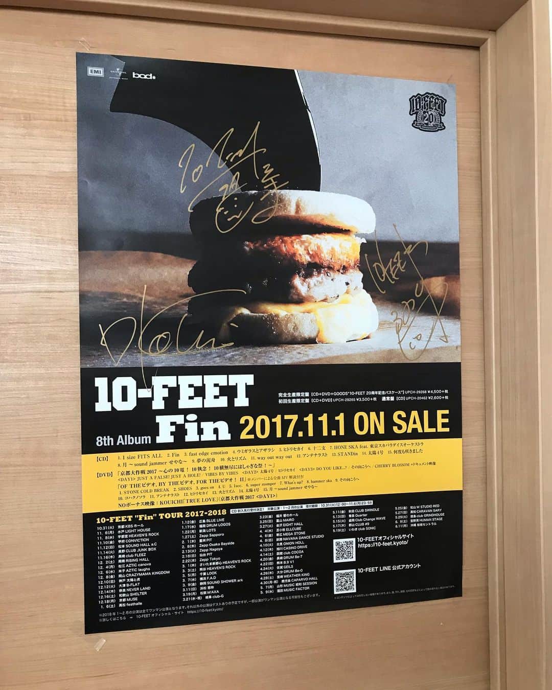 NAOKIさんのインスタグラム写真 - (NAOKIInstagram)「俺の部屋に貼ってあるポスター。  #メンバーさんのサイン入り」6月7日 2時04分 - naoki_10feet