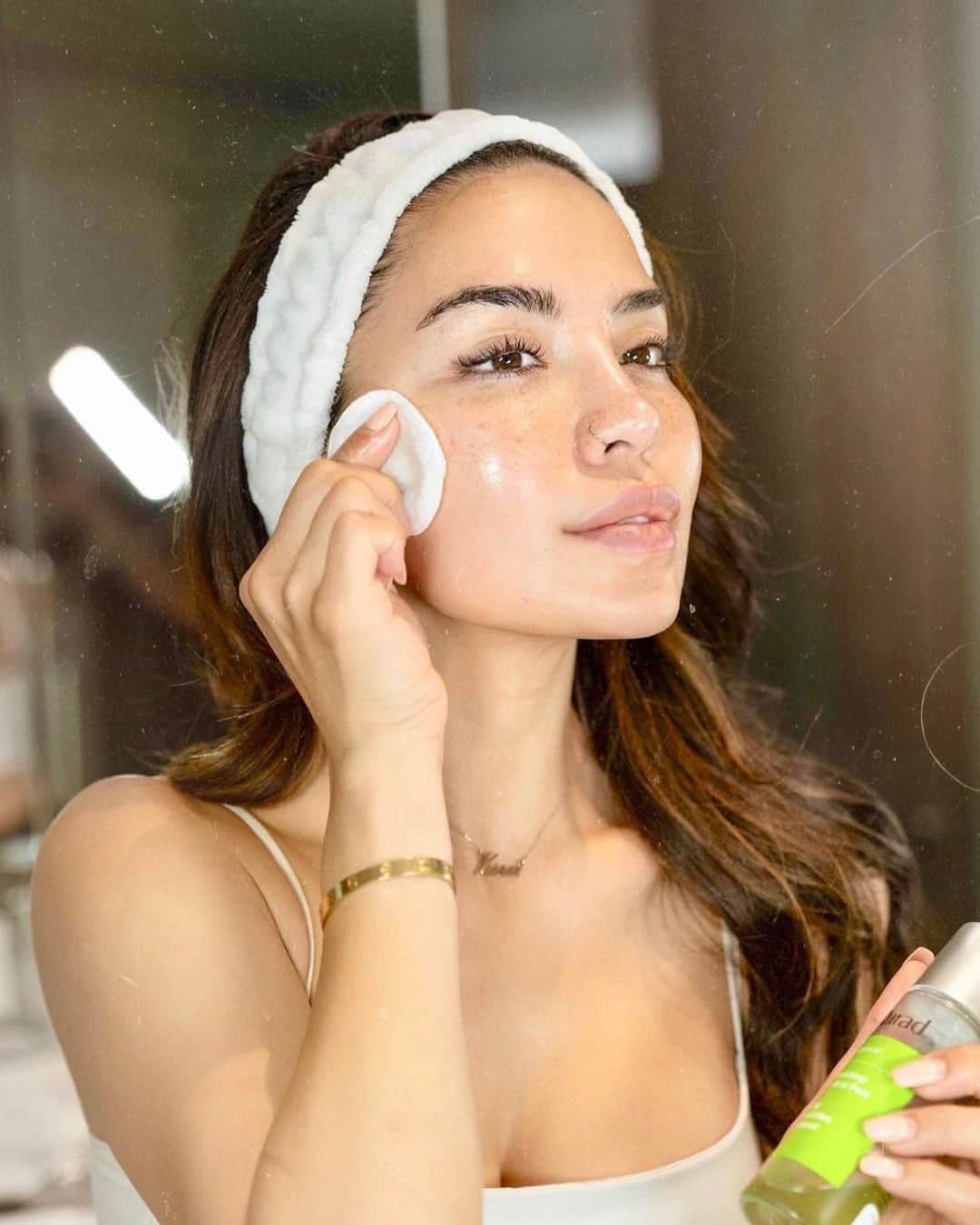 iluvsarahiiさんのインスタグラム写真 - (iluvsarahiiInstagram)「Enjoying less texture on my skin these days. I’ve been super consistent with @muradskincare Replenishing Multi-Acid Peel and am so happy with the way my skin has been looking and feeling! It has made the texture of my skin so much smoother, more vibrant, glowy and hydrated. It’s definitely a holy grail product I use in my night time routine 🌚 👌🏼 #iluvsarahii #muradpartner」6月7日 2時08分 - iluvsarahii