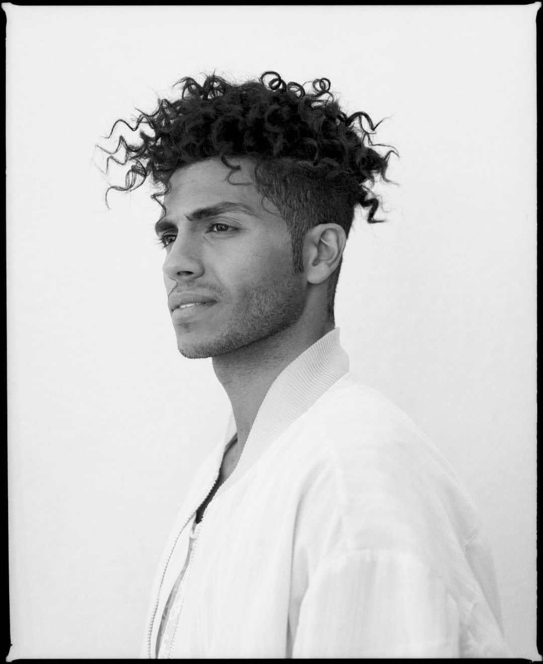 メナ・マスードのインスタグラム：「The face you make when people tell you they haven’t seen #Aladdin yet.  @hemispheresmag 📷 @bradtorchia」