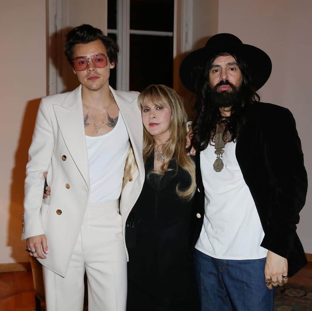 のインスタグラム：「@harrystyles—unveiled as campaign star of the upcoming #GucciMémoire d’une Odeur scent—captured together with @stevienicks and #Gucci Creative Director @alessandro_michele. During the #GucciCruise20 party in Rome, #HarryStyles and #StevieNicks performed together “Stop Draggin’ My Heart Around” and “Landslide”. #AlessandroMichele #GucciBeauty @guccibeauty」