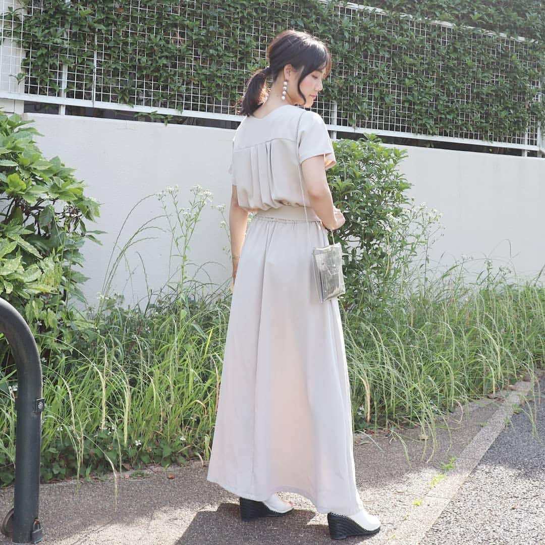 Eri Satoさんのインスタグラム写真 - (Eri SatoInstagram)「lightbeige×white×silverコーデ · @titivatejp の #ベルト付きVネックロングワンピース  168cmでMサイズ着てます。 ヒール履いてもこんなにロング丈✨ 背中もタックが入ってて、後ろから見ても可愛い😍 こないだこれ着てる人を電車で見かけたんたけど、やっぱり人気なんだな😋 · #ティティベイト#titivate  #titivatestyle#fashion#ootd#outfit#code#coordinate#style#instafashion#instagood#instalike#ファッション#コーディネート#コーデ#プチプラ#プチプラコーデ#ママコーデ#ワンピコーデ#シンプルコーデ#mamagirl#locari#ママファッション #partegram#読者モデル#ママモデル#カジュアル#お洒落さんと繋がりたい」6月7日 2時14分 - satoeri626