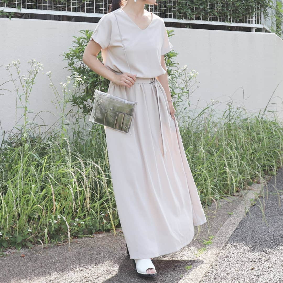 Eri Satoさんのインスタグラム写真 - (Eri SatoInstagram)「lightbeige×white×silverコーデ · @titivatejp の #ベルト付きVネックロングワンピース  168cmでMサイズ着てます。 ヒール履いてもこんなにロング丈✨ 背中もタックが入ってて、後ろから見ても可愛い😍 こないだこれ着てる人を電車で見かけたんたけど、やっぱり人気なんだな😋 · #ティティベイト#titivate  #titivatestyle#fashion#ootd#outfit#code#coordinate#style#instafashion#instagood#instalike#ファッション#コーディネート#コーデ#プチプラ#プチプラコーデ#ママコーデ#ワンピコーデ#シンプルコーデ#mamagirl#locari#ママファッション #partegram#読者モデル#ママモデル#カジュアル#お洒落さんと繋がりたい」6月7日 2時14分 - satoeri626