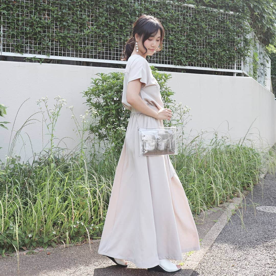 Eri Satoのインスタグラム：「lightbeige×white×silverコーデ · @titivatejp の #ベルト付きVネックロングワンピース  168cmでMサイズ着てます。 ヒール履いてもこんなにロング丈✨ 背中もタックが入ってて、後ろから見ても可愛い😍 こないだこれ着てる人を電車で見かけたんたけど、やっぱり人気なんだな😋 · #ティティベイト#titivate  #titivatestyle#fashion#ootd#outfit#code#coordinate#style#instafashion#instagood#instalike#ファッション#コーディネート#コーデ#プチプラ#プチプラコーデ#ママコーデ#ワンピコーデ#シンプルコーデ#mamagirl#locari#ママファッション #partegram#読者モデル#ママモデル#カジュアル#お洒落さんと繋がりたい」
