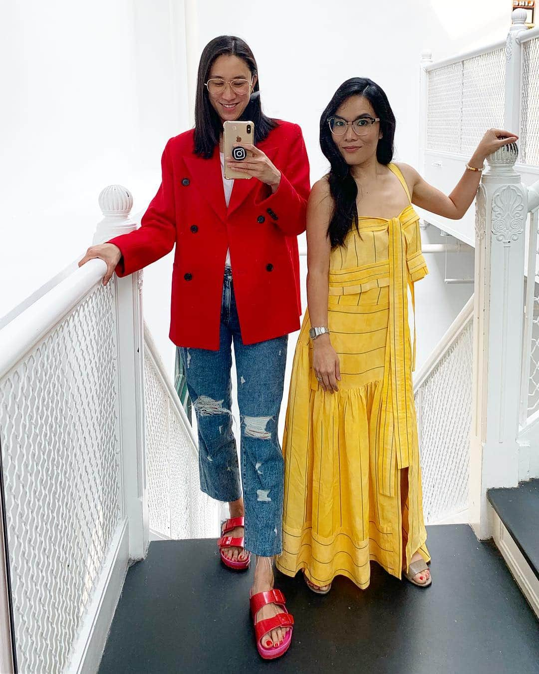 エヴァ・チェンさんのインスタグラム写真 - (エヴァ・チェンInstagram)「No, @aliwong and I did not coordinate our ketchup and mustard outfits ahead of time 🍟🌭 (why is there a flan emoji but not ketchup or mustard, so confused 🍮)」6月7日 2時15分 - evachen212