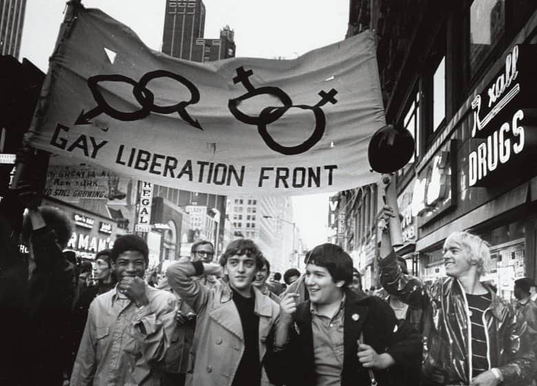 Eileen Kellyさんのインスタグラム写真 - (Eileen KellyInstagram)「The #Stonewall riots were a series of reactionary, impromptu protests against a police raid of the popular queer hangout of the same name in downtown New York. Raids were a monthly occurrence, as same sex relations and drag were illegal at the time. However, the mafia owned gay bars had arrangements with corrupt law enforcement in which they’d pay hush money in exchange for a heads up before raids took place — but this did not happen on June 28, 1969. According to eyewitnesses, the police stormed the Stonewall Inn, arresting 13 people, and after a lesbian patron was hit over the head with a baton, the crowd revolted — throwing cans, bricks, garbage cans, etc. — ultimately forcing the police to barricade themselves inside the bar. The queer mob threatened to light the building on fire. Ultimately, more police arrived and the mob dispersed. But riots continued the next day. It made headlines around the country, and sparked the modern gay liberation movement. In 1970, exactly one year after the Stonewall riots, the first pride march was held. This year will mark the 50th anniversary.  #KAAST🌈」6月7日 2時18分 - killerandasweetthang