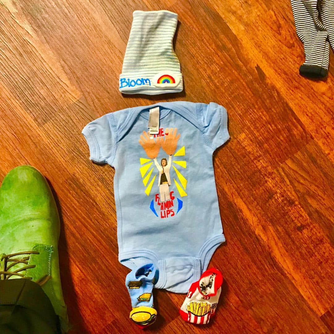 ウェイン・コインさんのインスタグラム写真 - (ウェイン・コインInstagram)「.. gonna first outfit... #theflaminglips #flaminglips #kingsmouth #fruitgenieisfuckingfuturistic #myfamilyfirstmymusicsecondiamthird」6月7日 2時22分 - waynecoyne5