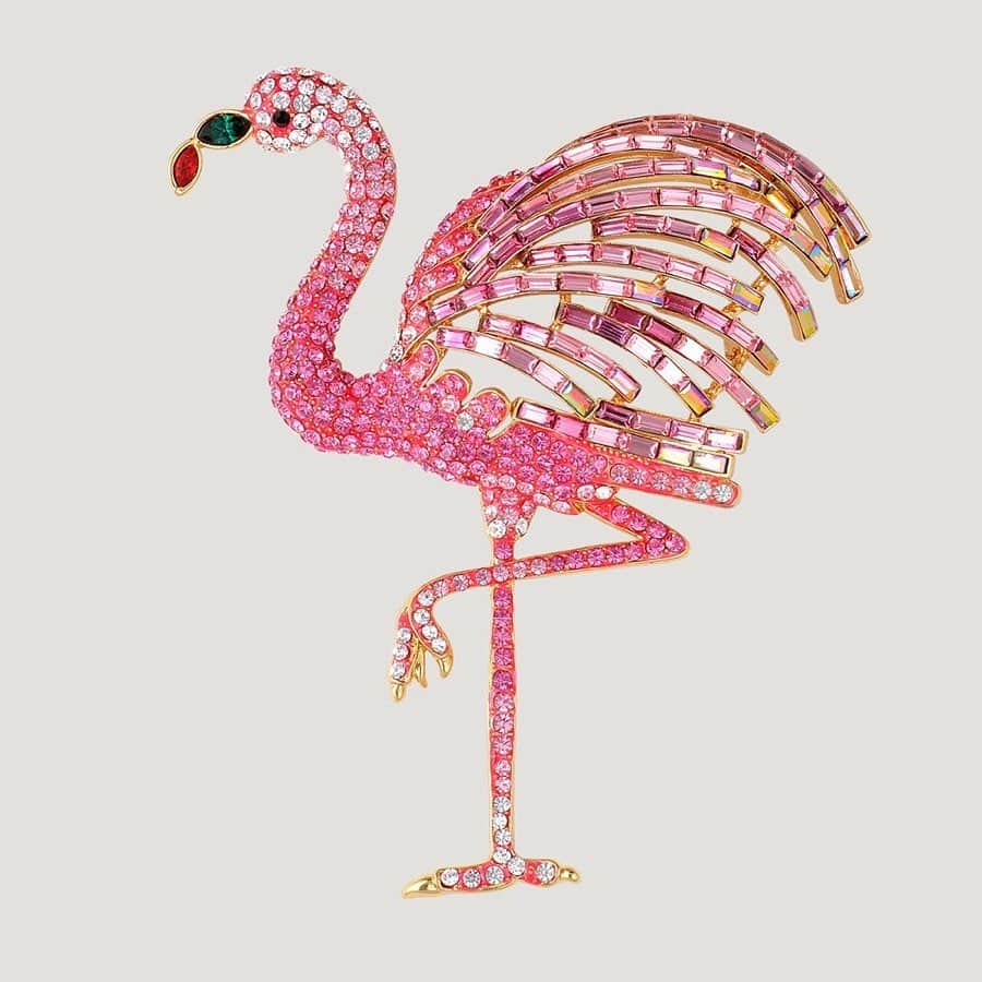 バトラー&ウィルソンさんのインスタグラム写真 - (バトラー&ウィルソンInstagram)「#ThrowbackThursday Be a flamingo in a flock of pigeons 😂💕 Stand out this summer with our gorgeous Pink Flamingo Brooch ✨ Pictured next to our 40th Anniversary book. Tap to shop 👆🏼 • • #ButlerAndWilson #flamingo #brooch #jewelry #fashion #tbt #accessories #flashback #pink」6月7日 2時29分 - butlerandwilson