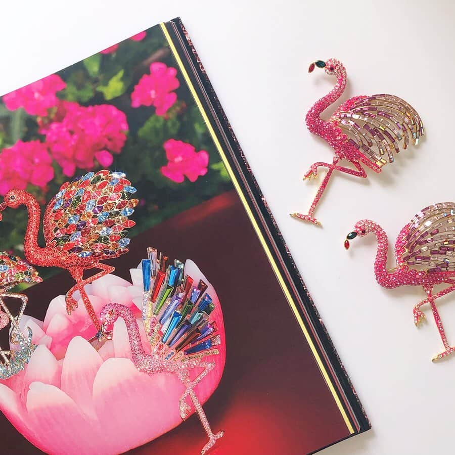 バトラー&ウィルソンさんのインスタグラム写真 - (バトラー&ウィルソンInstagram)「#ThrowbackThursday Be a flamingo in a flock of pigeons 😂💕 Stand out this summer with our gorgeous Pink Flamingo Brooch ✨ Pictured next to our 40th Anniversary book. Tap to shop 👆🏼 • • #ButlerAndWilson #flamingo #brooch #jewelry #fashion #tbt #accessories #flashback #pink」6月7日 2時29分 - butlerandwilson