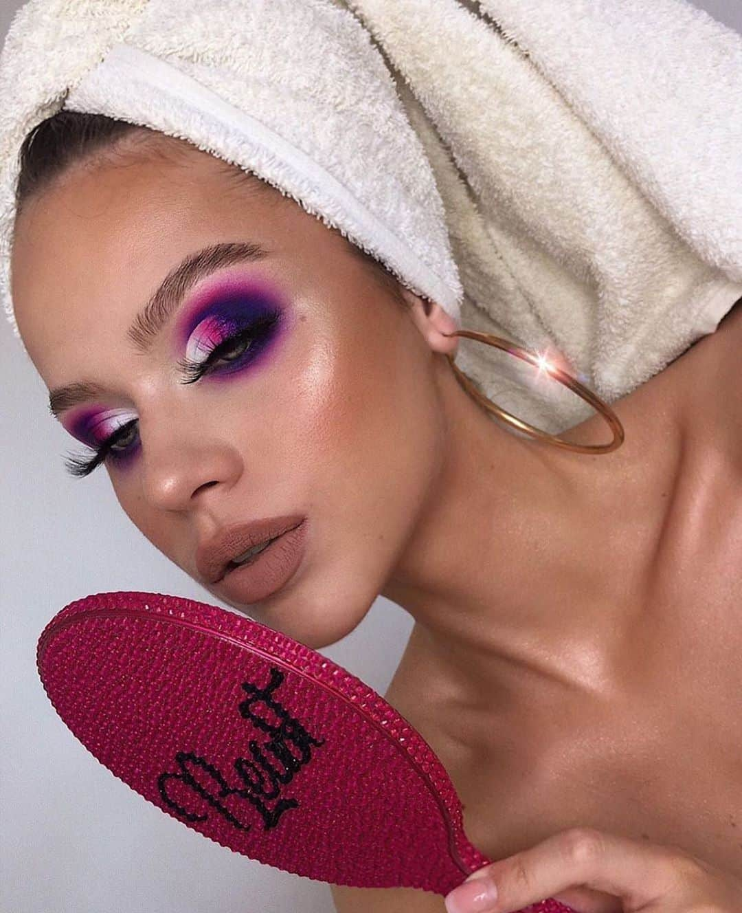 Anastasia Beverly Hillsさんのインスタグラム写真 - (Anastasia Beverly HillsInstagram)「😍 @laura_kuruc  BROWS • #Dipbrow Pomade in Dark Brown and Clear Brow Gel  EYES • #ABHxAlyssaEdwards Palette  FACE • “Saddle” Bronzer - Peachy Love Blush and Sun Dipped Glow Kit」6月7日 2時30分 - anastasiabeverlyhills