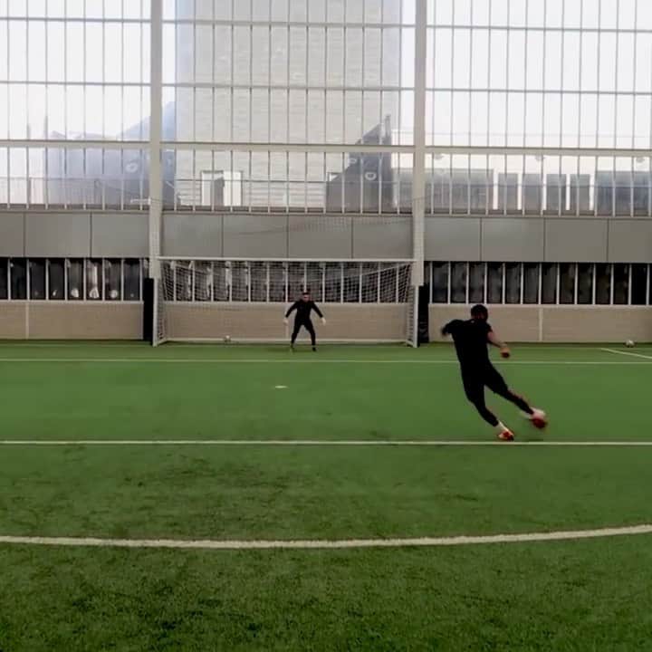 F2Freestylersのインスタグラム：「Can @sterling7 pluck the ball and finish? 🤔 . Congratulations to Sterling on his 50th cap and being captain tonight. Good luck bro 🏴󠁧󠁢󠁥󠁮󠁧󠁿👊🏼©️ #England #Holland #Sterling #Netherlands #NationsLeague」