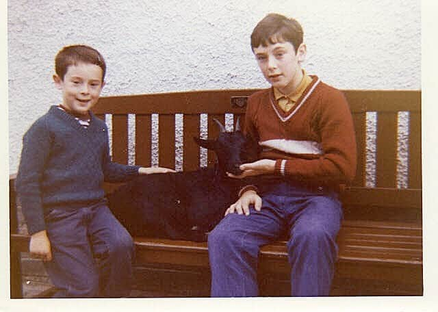 アラン・カミングさんのインスタグラム写真 - (アラン・カミングInstagram)「I was terrified of this goat. This photo may be my first piece of convincing acting. With my big brother Tom somewhere in Scotland, a long time ago. #tbt」6月7日 2時31分 - alancummingreally