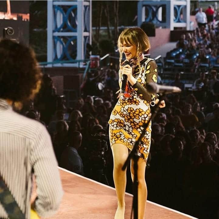 グレース・ヴァンダーウォールさんのインスタグラム写真 - (グレース・ヴァンダーウォールInstagram)「night 1 opening for the GODDESS @florenceandthemachine!! if you wanna come to a show this week email the thing in my bio ... i’m giving away some ticketssszzzz (UPDATE I gave all the tickets for this week’s shows away but check in soon because I have more coming)」6月7日 2時38分 - gracevanderwaal