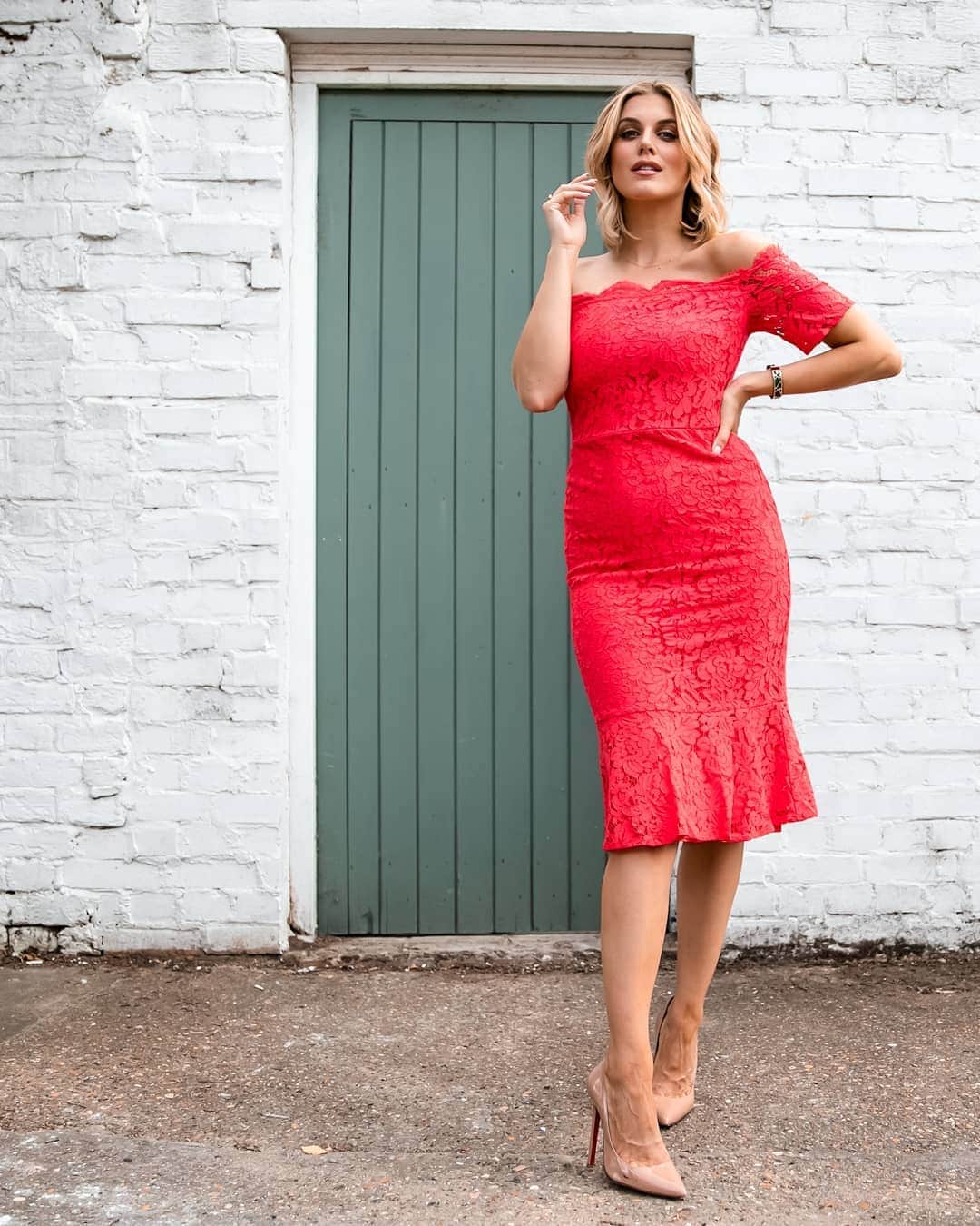 Ashley Jamesさんのインスタグラム写真 - (Ashley JamesInstagram)「AD: Feeling like a sexy señorita in this little number. 💃🏼 A little bit in love with this Oasis dress from @littlemistressuk. I'm definitely feeling myself in red at the moment, and love finding good high-street dresses that accentuate my curves. 💓 #ladyinred」6月7日 2時42分 - ashleylouisejames