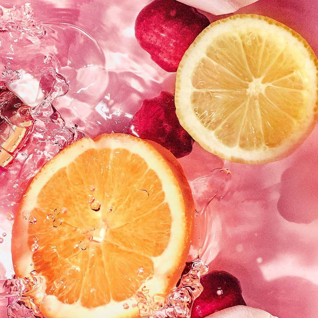 KORA Organicsさんのインスタグラム写真 - (KORA OrganicsInstagram)「Orange 🍊 you glad we have a NEW product launching this week? Here’s a hint. It’s loaded with complexion brightening, skin firming ingredients including:  Kakadu Plum, 💚 Acerola Cherry, 🍒 Orange Peel 🍊 and Lemon Peel. 🍋 #SomethingsComing #GlowBright」6月7日 2時50分 - koraorganics