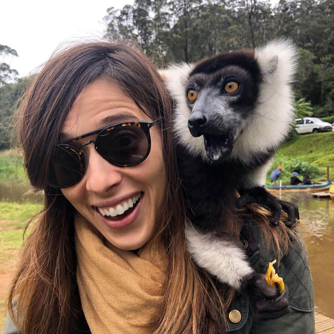 マリーナ・スコーシアーティさんのインスタグラム写真 - (マリーナ・スコーシアーティInstagram)「We both swiped right. It’s love. #madagascar #lemur #lemurlove #travel #jetlaglife @krewe」6月7日 2時57分 - marinasqu