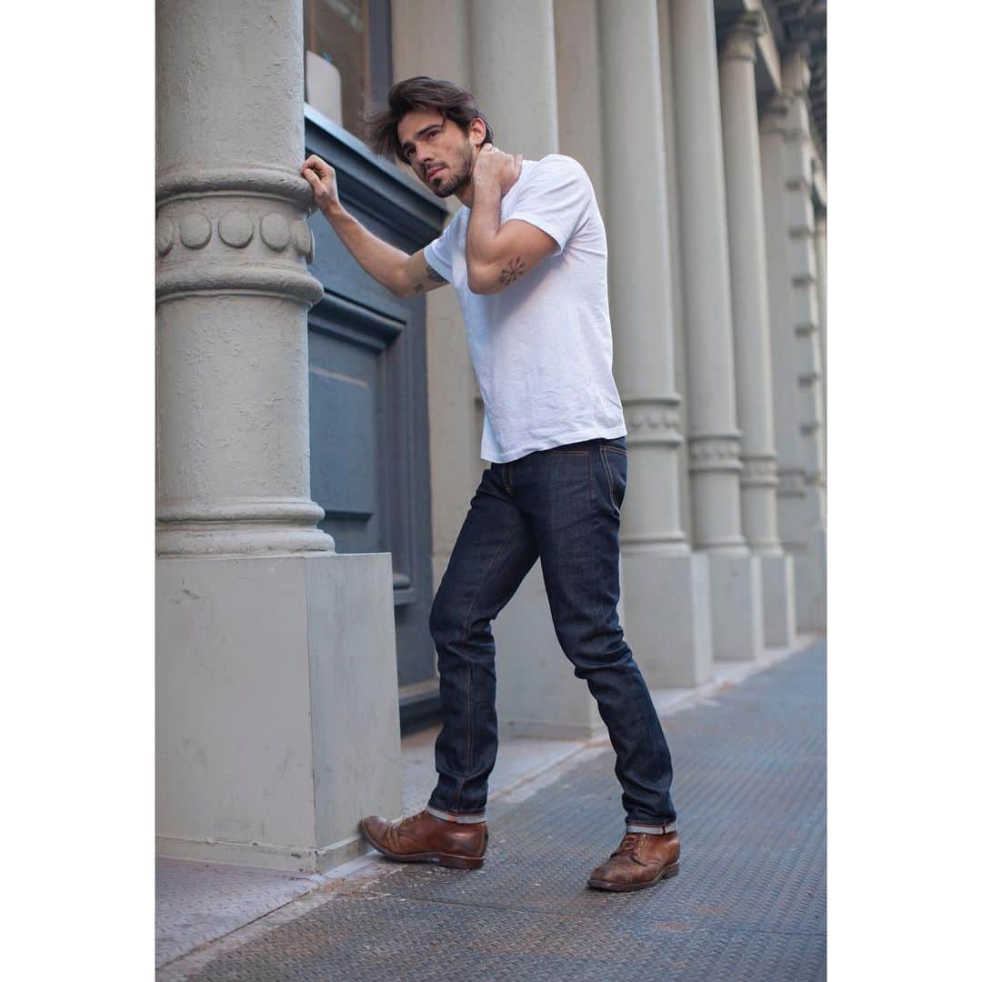 ジーンショップのインスタグラム：「Denim + the perfect white tee. 👖👌#jeanshopnyc #jeanshop #jeans #selvedge #mensstyle #timelessstyle #denimhead #whitetee #indigo #thebestbasics #ruggedstyle #premiumdenim #heritagestyle #basics」