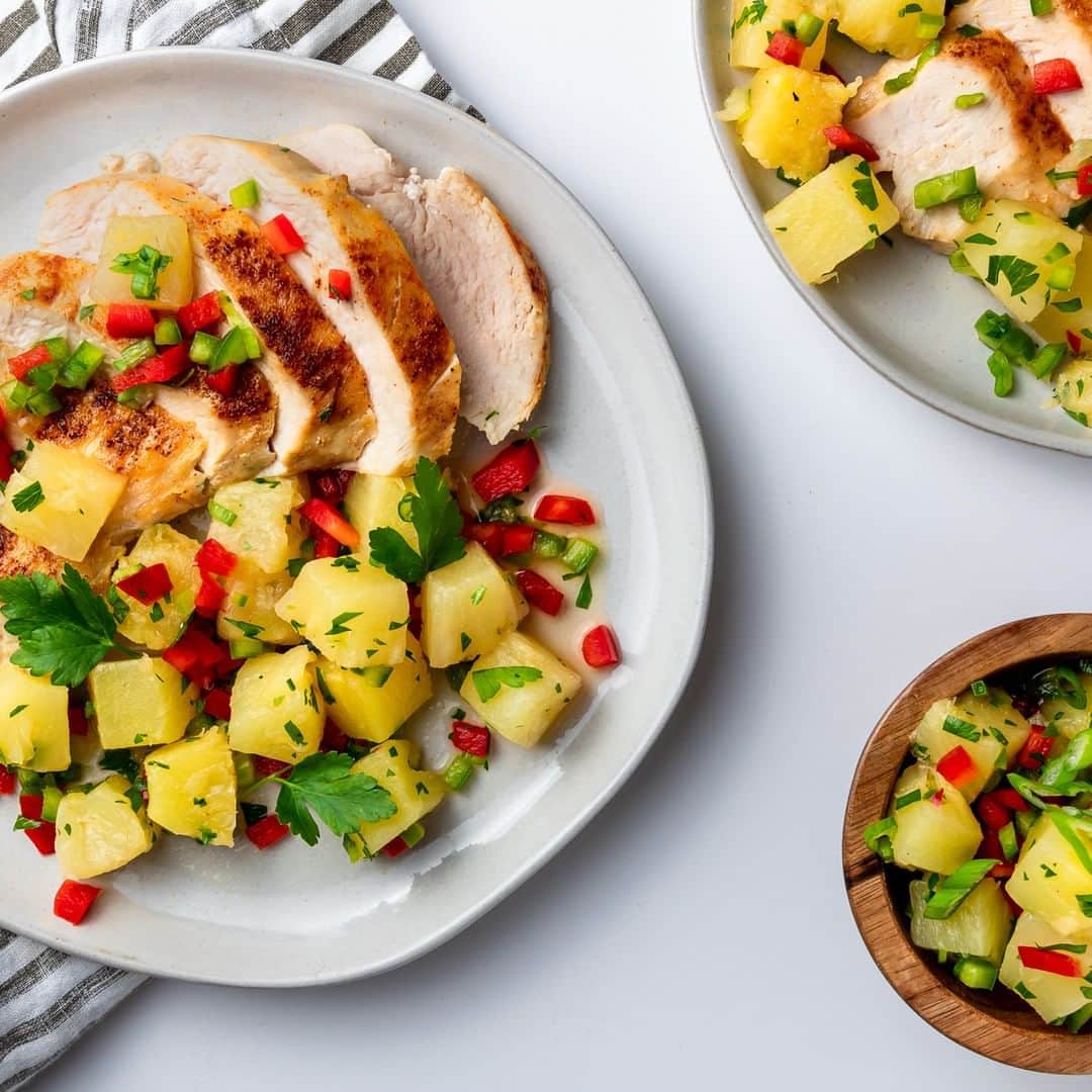 Dole Packaged Foods（ドール）のインスタグラム：「Who else is looking for a #delicious way to upgrade this week’s dinner table and next week’s BBQ party? #PineappleSalsaChicken can be grilled or baked to perfection in as little as 30 min. #DoleRecipes」