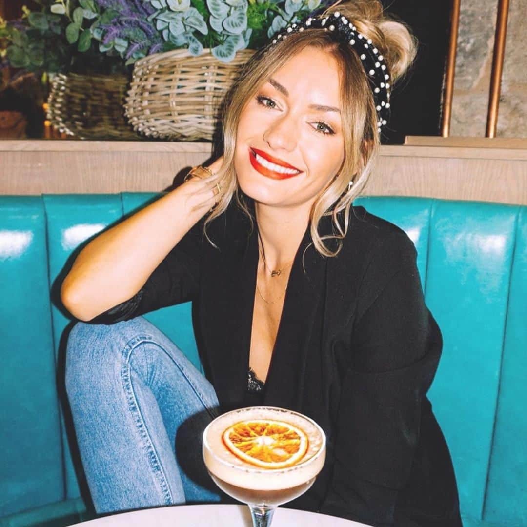 のインスタグラム：「Thursday is the new Friday and we've got the perfect hair accessory for cocktails with the girls... 🍸 Tap the link in our bio to shop our pearl embellished alice band. 📸: @amodelmoment #Accessorize #Accessorizer」