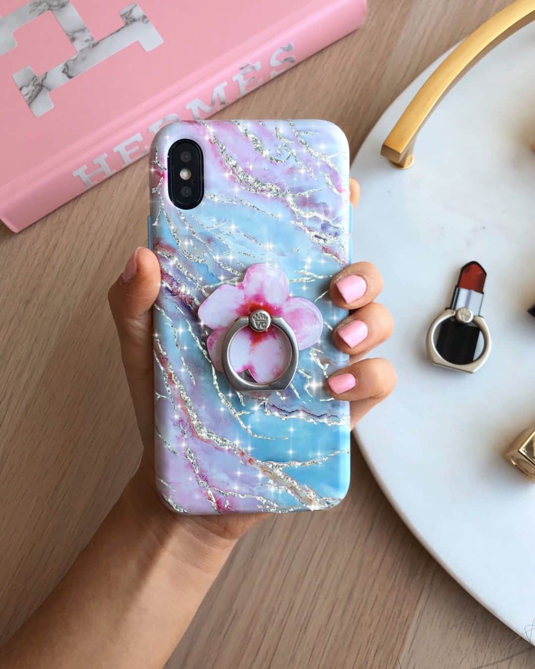 VELVETCAVIARさんのインスタグラム写真 - (VELVETCAVIARInstagram)「oh HOLO there GLITTER EDIT ✨ our Magnolia Floral Grip Ring looks so chic paired with our Holo Moonstone Case. 🌸✨⠀⠀⠀⠀⠀⠀⠀⠀⠀ ⠀⠀⠀⠀⠀⠀⠀⠀⠀ You can mix and match our grip rings with any of our cases -- excluding faux fur 💜 Get yours @velvetcaviar. #velvetcaviar」6月7日 3時01分 - velvetcaviar