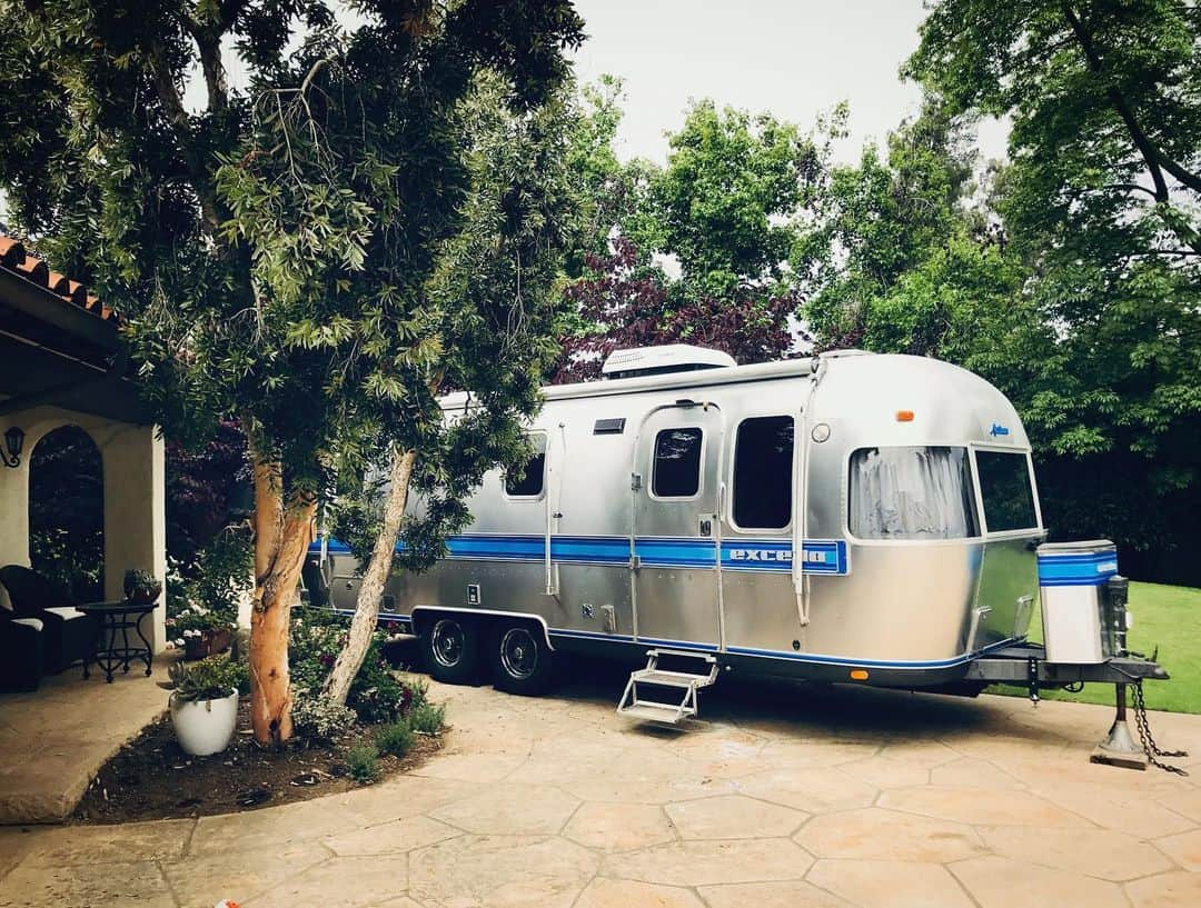 ピエール・ブーヴィエさんのインスタグラム写真 - (ピエール・ブーヴィエInstagram)「Fresh and clean.  Now back to work. 🎤🎸🥁🎼🎹🎧🎵 #airstream #vintageairstream #excella #airstreamcalifornia」6月7日 3時05分 - pierrebouvier