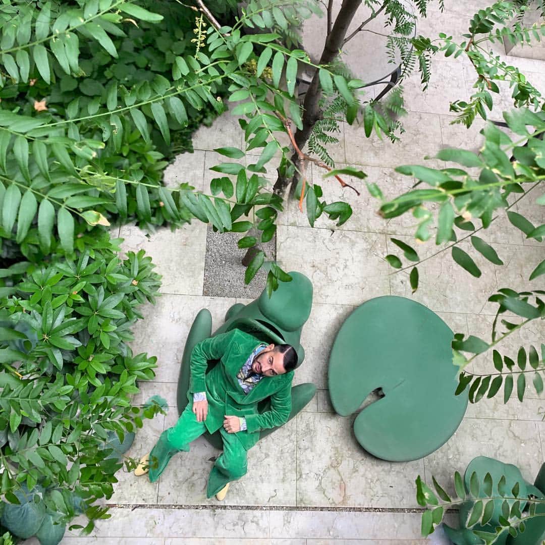 マーク・ジェイコブスさんのインスタグラム写真 - (マーク・ジェイコブスInstagram)「It’s actually pretty easy being green.  The right SHADE is important! Suit and boot by @gucci Custom shirt @prada Photo @chardefrancesco #dressednotstressed #lescrapauds #leslalanne #athome #greengardens #kermitlove」6月7日 3時05分 - themarcjacobs