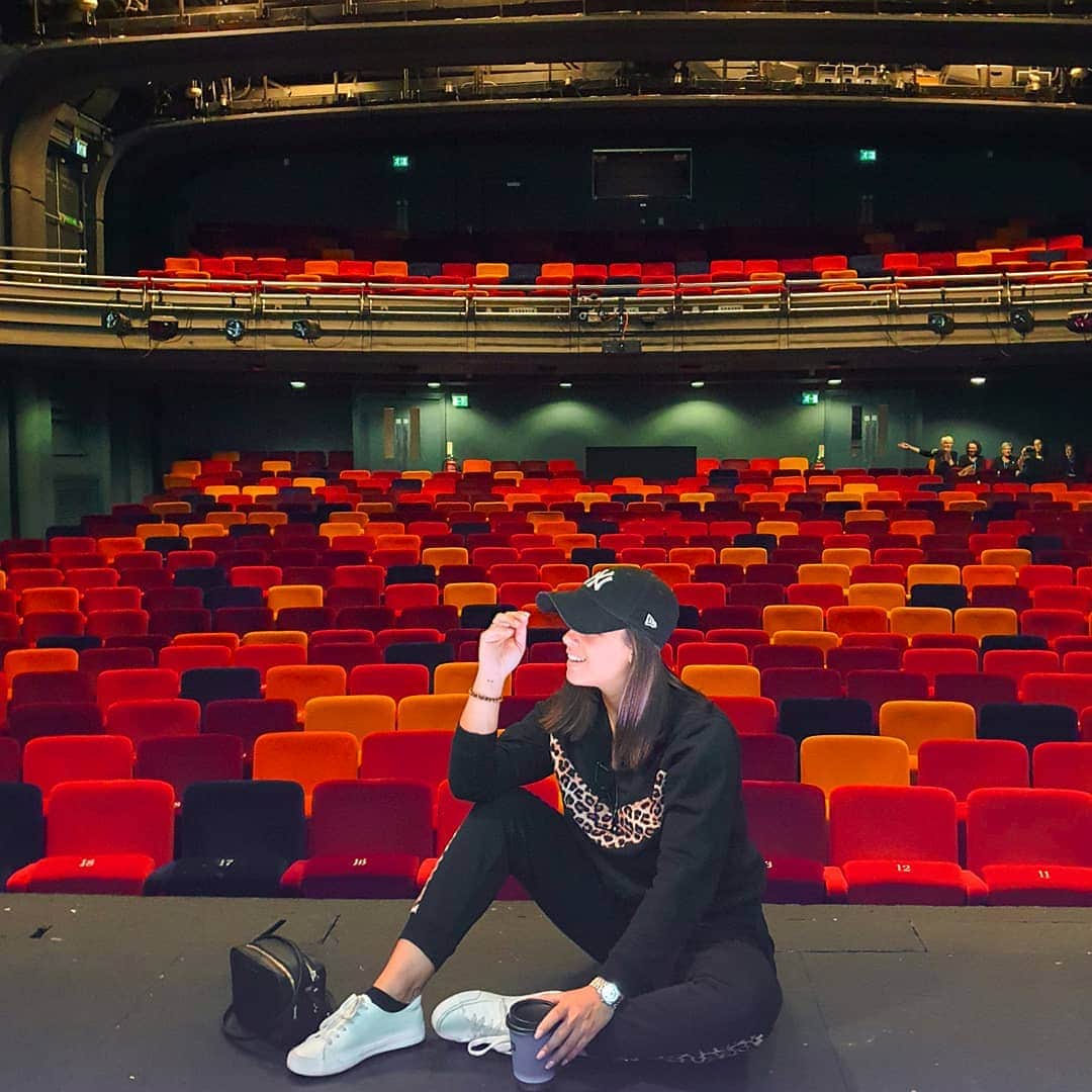 ジョージア・メイ・フットのインスタグラム：「The seats in the Oxford Playhouse make me happy. It's the little things on this tour life. Who is coming to watch before we leave this weekend? #napolibrooklyn @originaltheatrecompany @creativeartistsmanagement 🎭」