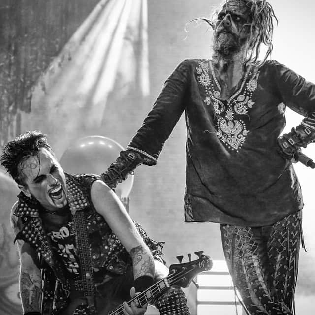 ロブ・ゾンビのインスタグラム：「Mr. Piggy D makes 13 years as a Zombie! Time sure flies when you're a rock n roll Nosferatu! Here's to 13 more Count Bassie... bla...bla. 🦇 🦇 🦇oddly enough Piggy's first performance with us was on Late Night with David Letterman. No pressure. #piggyd #happyanniversary」