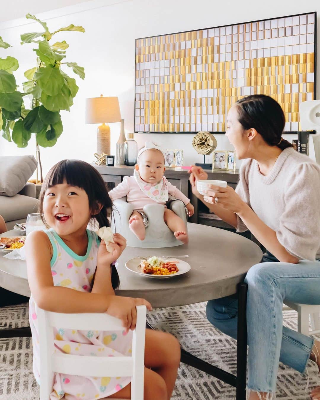 クリッセル・リムさんのインスタグラム写真 - (クリッセル・リムInstagram)「Family movie time just got even better with our new @samsungus #QLED8K TV. We are blown away at how real every picture looks. Chloe and Allen are loving watching their favorite shows and I’m loving how well this TV fits in our space, particularly the smart home features and ambient mode are like no other! #ChrisCloCole」6月7日 3時08分 - chrisellelim