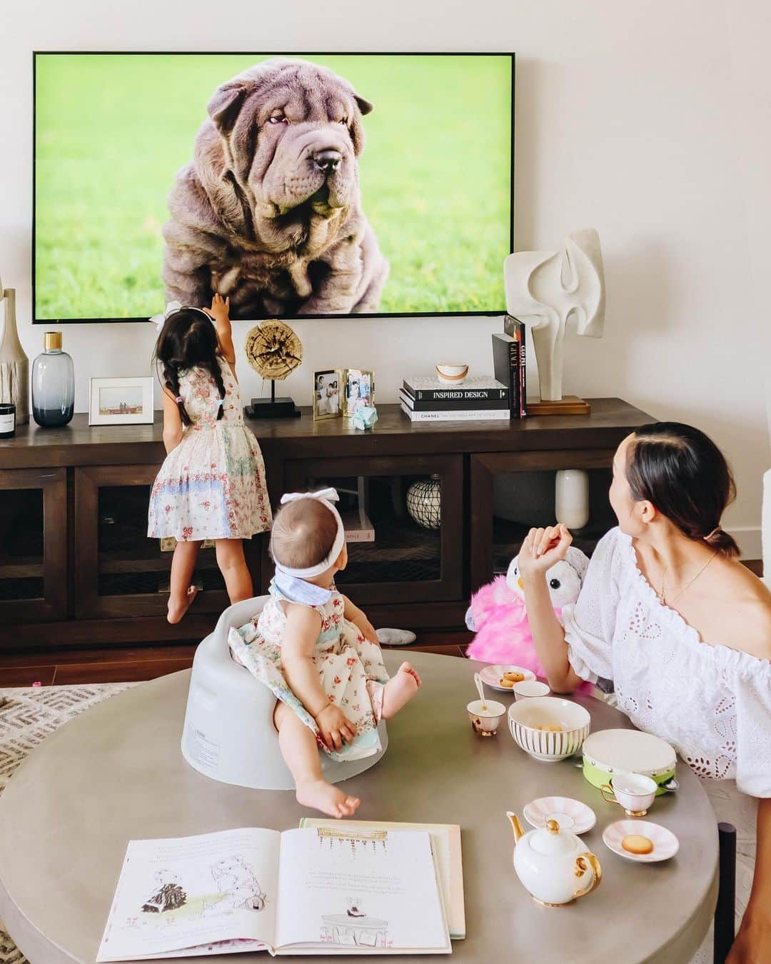 クリッセル・リムさんのインスタグラム写真 - (クリッセル・リムInstagram)「Family movie time just got even better with our new @samsungus #QLED8K TV. We are blown away at how real every picture looks. Chloe and Allen are loving watching their favorite shows and I’m loving how well this TV fits in our space, particularly the smart home features and ambient mode are like no other! #ChrisCloCole」6月7日 3時08分 - chrisellelim