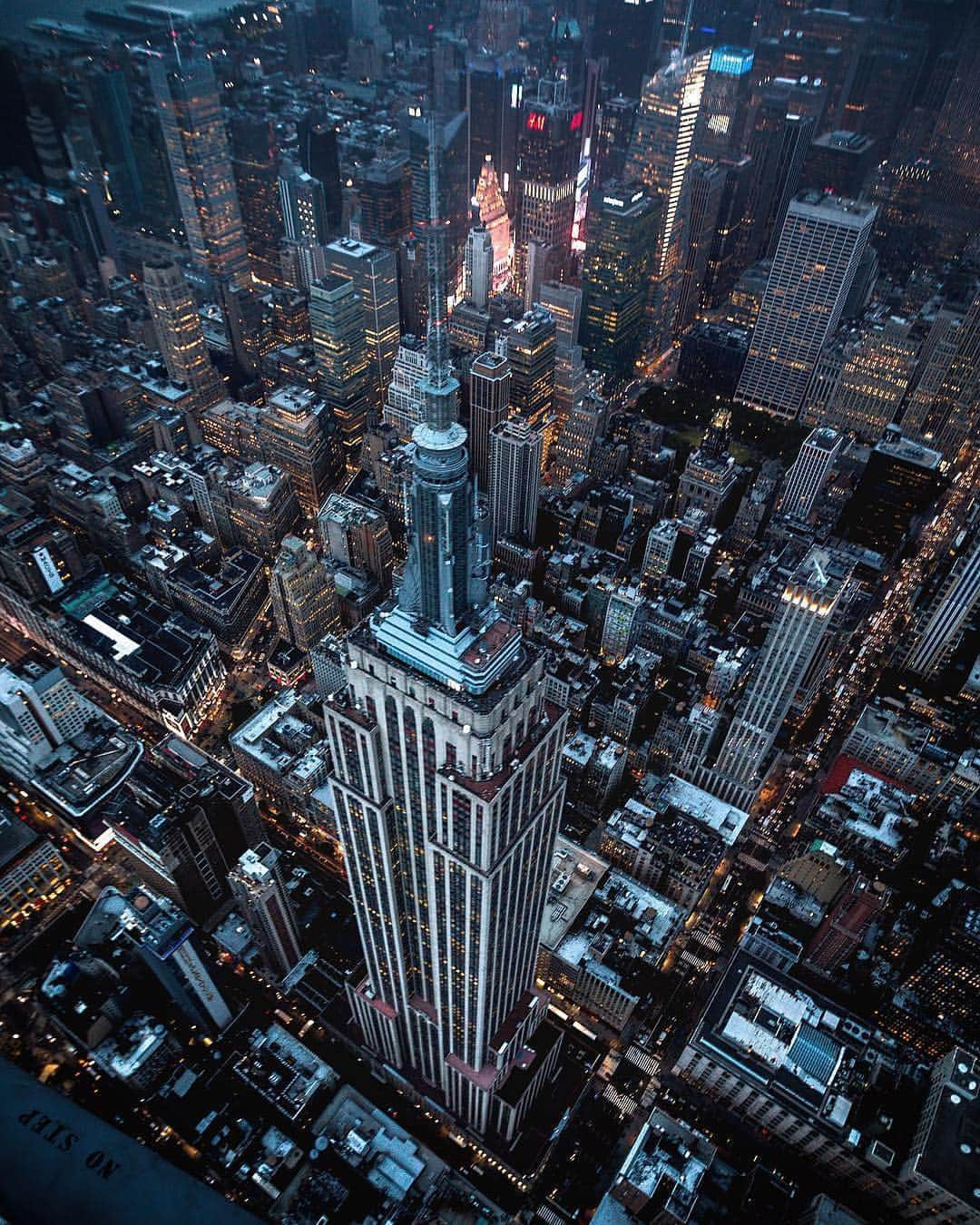 Empire State Buildingさんのインスタグラム写真 - (Empire State BuildingInstagram)「It’s not every day that you can stand atop a piece of American history. 🌟 . 📷: @beholdingeye #EmpireStateBuilding」6月7日 3時14分 - empirestatebldg