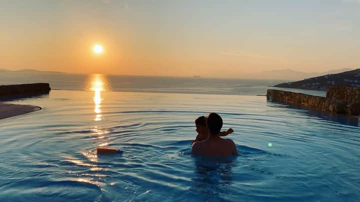 ジョエル・ムーアのインスタグラム：「Evening in Mykonos.」