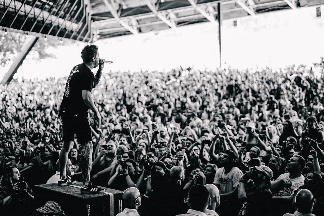 Simple Planさんのインスタグラム写真 - (Simple PlanInstagram)「#tbt to our @vanswarpedtour show last year in Cleveland! We’re super excited to come back this weekend for a very special 25th Anniversary celebration of Warped at the @rockhall 🙌🏻🤘🏻🙌🏻 Make sure to come see the show with our friends @wethekings as well as the special exhibit! See you there! 📸: @goodguychady」6月7日 3時21分 - simpleplan