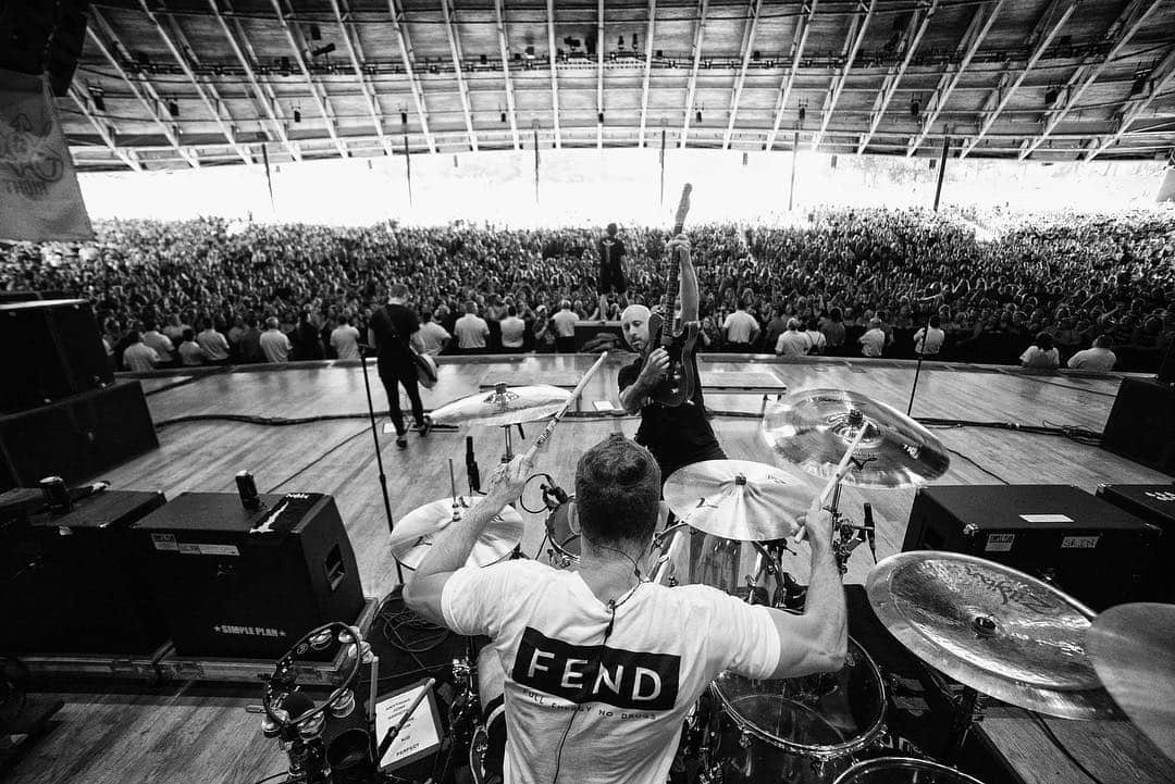 Simple Planさんのインスタグラム写真 - (Simple PlanInstagram)「#tbt to our @vanswarpedtour show last year in Cleveland! We’re super excited to come back this weekend for a very special 25th Anniversary celebration of Warped at the @rockhall 🙌🏻🤘🏻🙌🏻 Make sure to come see the show with our friends @wethekings as well as the special exhibit! See you there! 📸: @goodguychady」6月7日 3時21分 - simpleplan