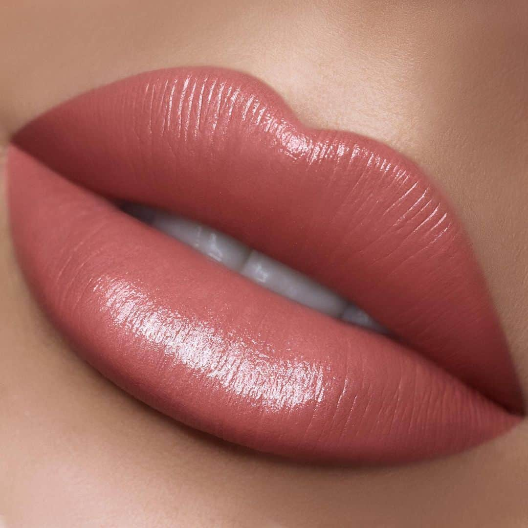 パット・マグラスさんのインスタグラム写真 - (パット・マグラスInstagram)「THIS SHADE IS INSANE ⚡️⚡️⚡️ Spotlight your 👄 with #BlitzTrance Lipstick in 'SKINSANE'. This ultra-creamy cool mauve colour is infused with a high-shine, pearlescent golden sheen ⚡️⚡️⚡️ Shop all 9 *NEW* shades NOW on PATMcGRATH.COM! #LinkInBio  Artistry by: @claremacmua」6月7日 3時19分 - patmcgrathreal