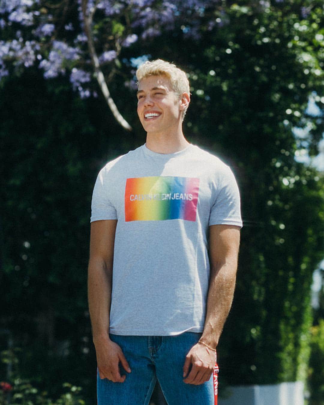 Calvin Kleinさんのインスタグラム写真 - (Calvin KleinInstagram)「Beaming with #Pride —  @derekchadwick is all smiles in our #CALVINKLEIN logo block tee. 📸: @hunterabrams via @bfa ⠀⠀⠀⠀⠀⠀⠀⠀ ⠀⠀⠀⠀⠀⠀⠀⠀ In support of LGBTQ+ equality, CALVIN KLEIN has made a donation to @humanrightscampaign™  #MYCALVINS #PROUDINMYCALVINS」6月7日 3時23分 - calvinklein