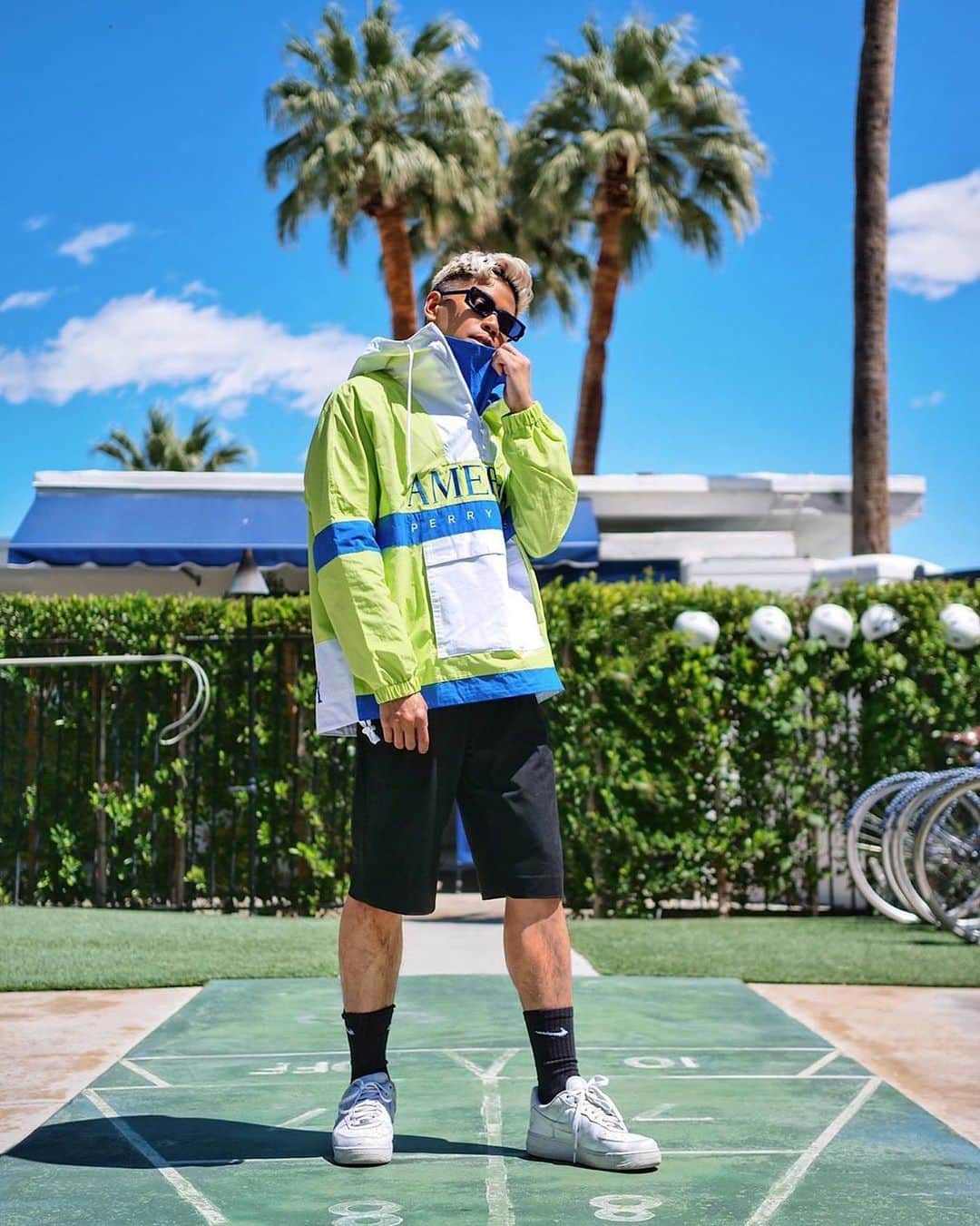 ペリーエリスのインスタグラム：「@oh_anthonio hit the desert rocking the #PerryEllisAmerica Popover Jacket. Tap to shop. #repost」