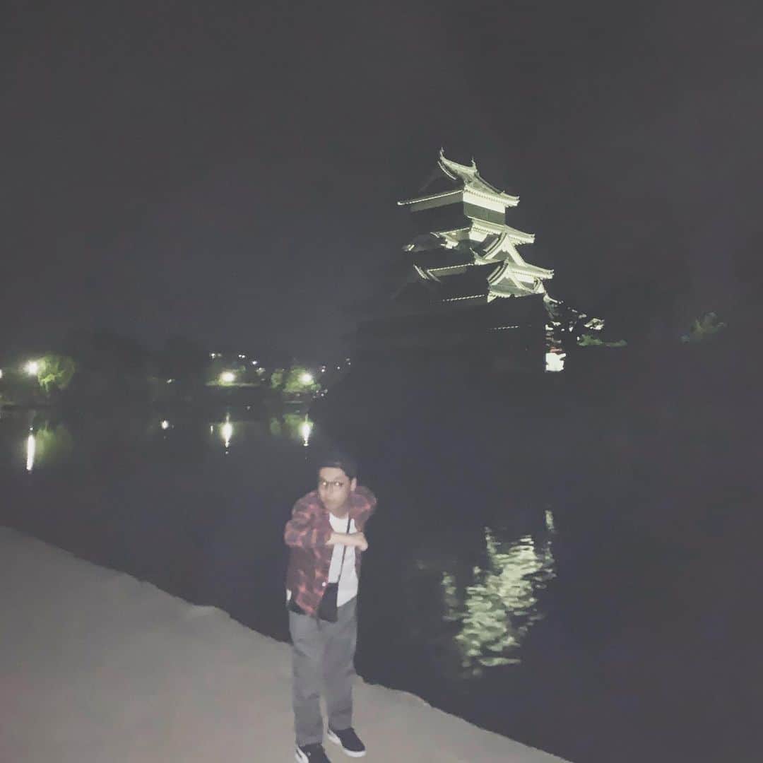 岸健之助のインスタグラム：「夜遅くに松本城にお邪魔しました。 #松本城 #マジカルラブリー #村上さん #ネルソンズ #岸」