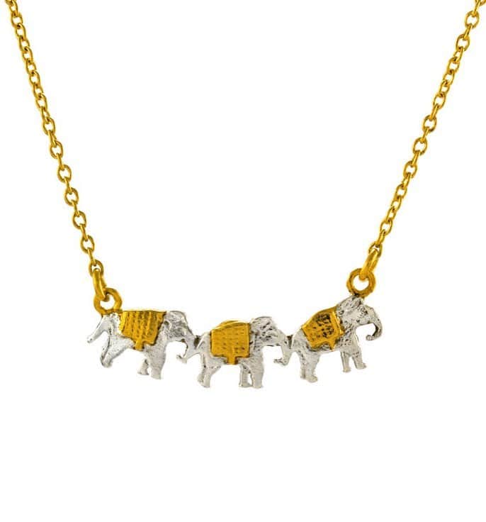 アレックスモンローさんのインスタグラム写真 - (アレックスモンローInstagram)「Spotted 👀✨ @lilyjamesofficial wearing our Marching Elephants necklace in the promo poster for @yesterdaymovie 🐘🐘🐘 Go team Monroe🐝🌿 . #alexmonroe #lilyjames #yesterdaymovie #beatles #elephants #love #music #yesterday #necklace」6月7日 3時27分 - alexmonroejewellery