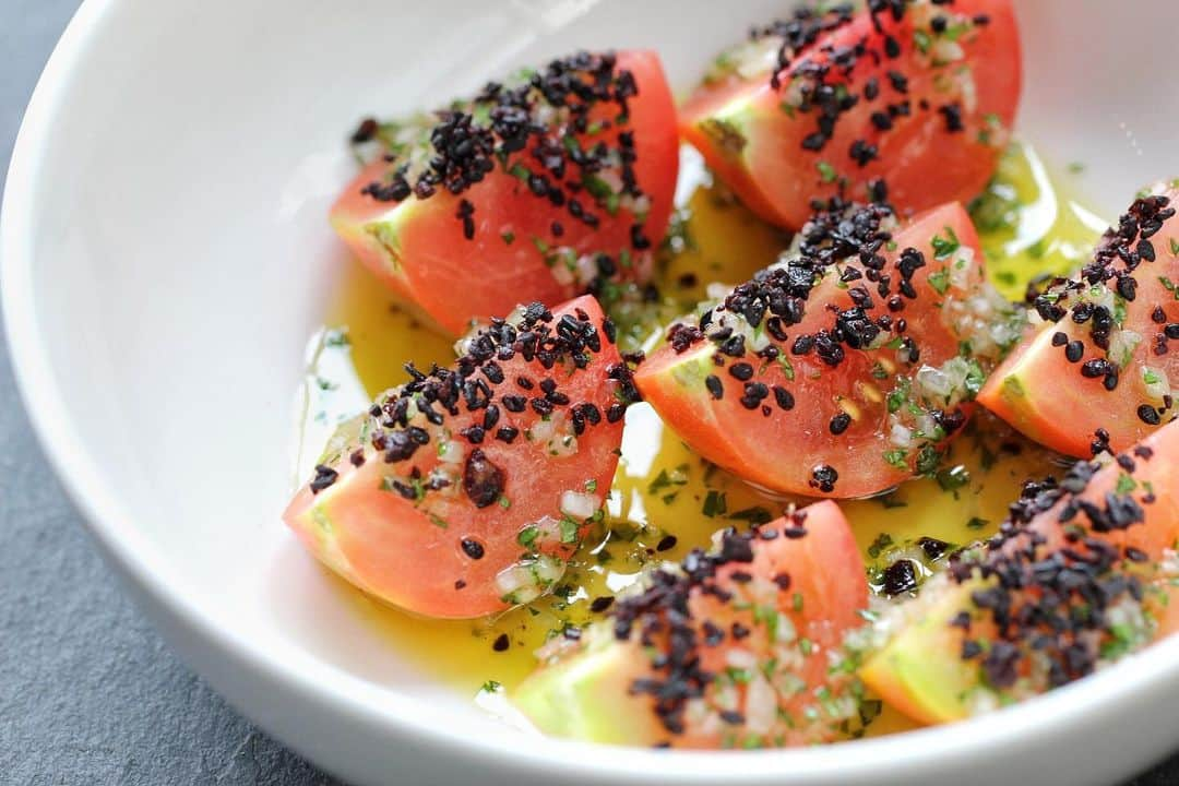 DOMINIQUE ANSEL BAKERYさんのインスタグラム写真 - (DOMINIQUE ANSEL BAKERYInstagram)「Japanese Momotaro tomatoes, fragrant, ripe, and juicy, dressed simply with olive oil and shallots, topped with sesame black olive crumble and parsley. Blown away by the gorgeous produce coming into season in California. 😎🍅 A new addition to our dinner menu at @189bydominiqueansel starting tomorrow.」6月7日 3時35分 - dominiqueansel