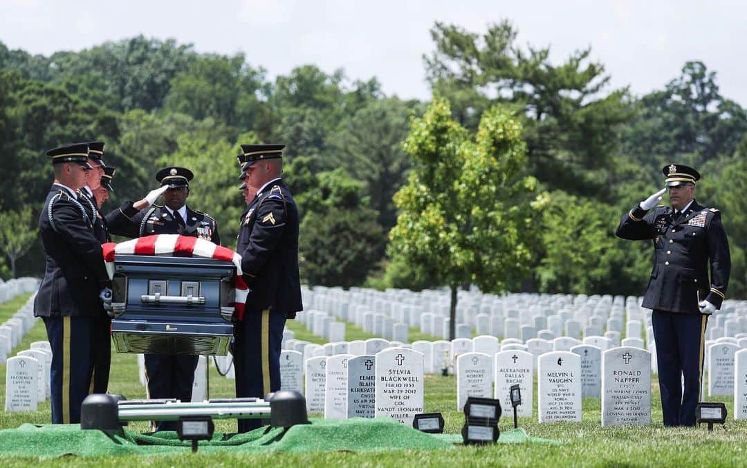 NBC Newsさんのインスタグラム写真 - (NBC NewsInstagram)「WWII #veteran Carl Mann, who died at the age of 96, is buried at Arlington National Cemetery on the 75th anniversary of #DDay. Mann was among the U.S. troops who stormed Omaha Beach during the invasion. . 📷 @ernstphotodc / @reuters」6月7日 3時46分 - nbcnews