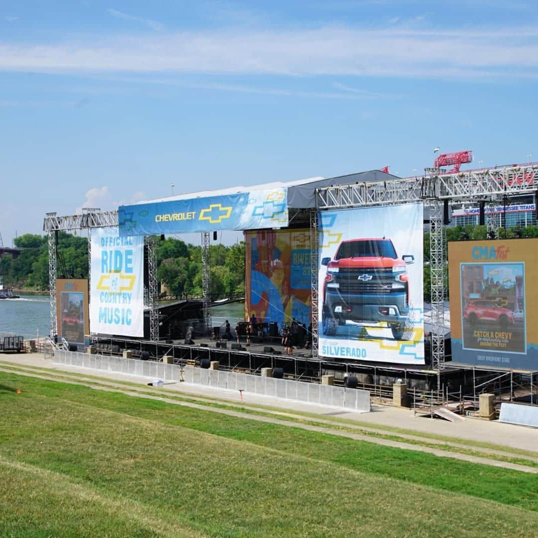 のインスタグラム：「There's nothing better than blue skies, good vibes and an unforgettable weekend. #ChevyCMA」
