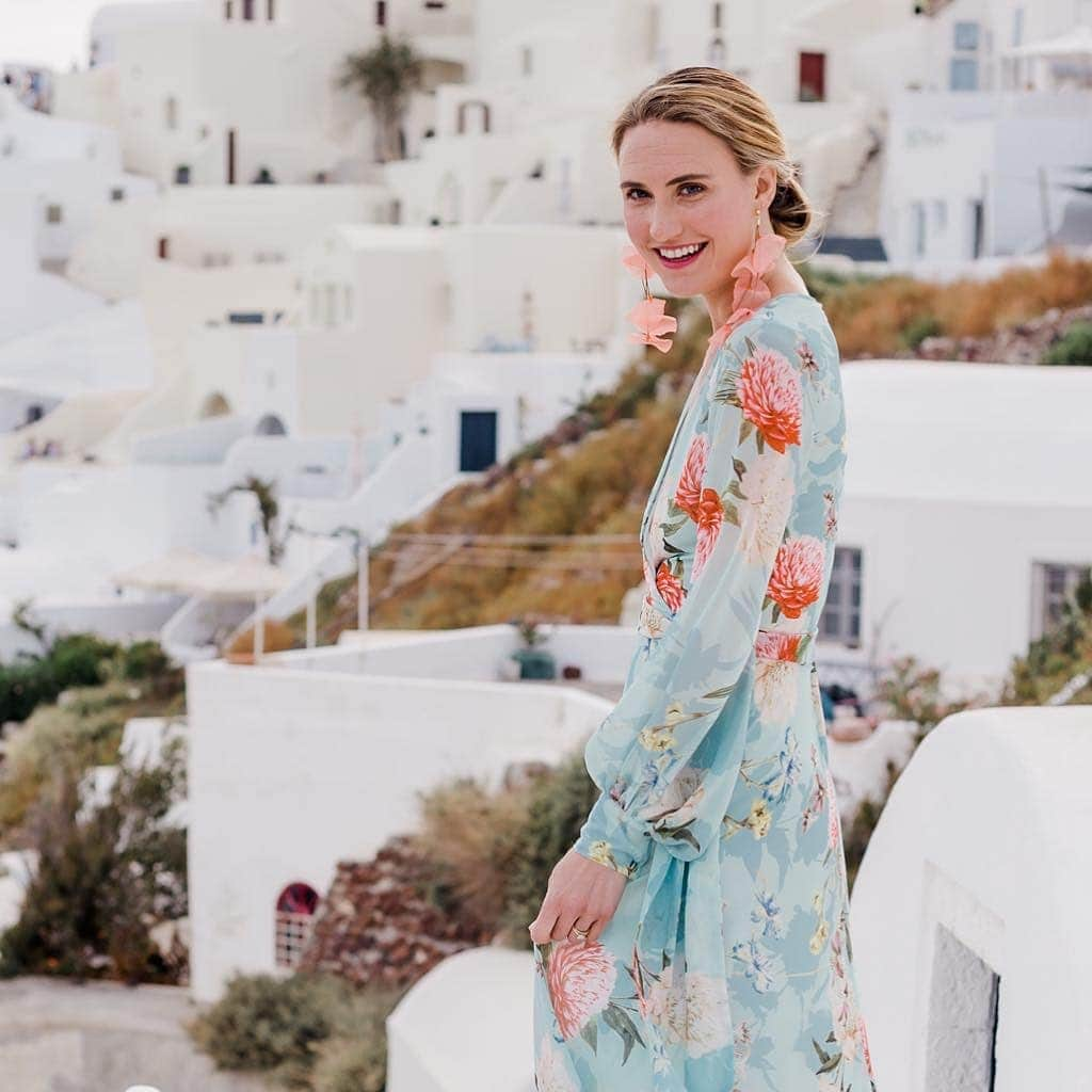 ユミキムさんのインスタグラム写真 - (ユミキムInstagram)「Romantic destinations deserve the perfect dress.  @isntthatcharming wears our Giselle Maxi in Forever Yours Jade.  #ykmyway #greece #summervacation #weddingseason #summerevents #YumiKim」6月7日 3時39分 - yumikim