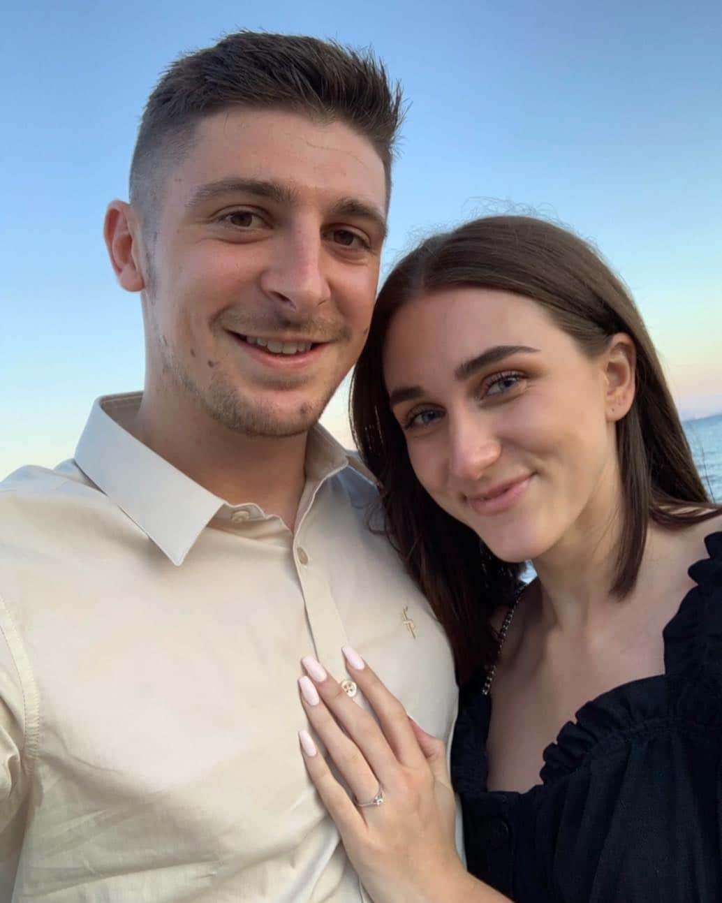 ジェイク・グレーのインスタグラム：「💍❤️」