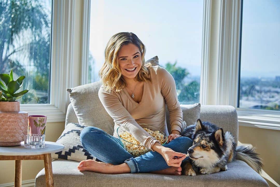 チャチー・ゴンザレスのインスタグラム：「I’m so excited for the S4 premiere of #QueenOfTheSouth on @USA_Network happening this evening at 10/9c. 👑 Me and my pup have our blankets, pillows and snacks ready! This season, Teresa, is going to find out who is truly apart of her family. 👀 Comment #QueenFamilia below if you're planning on tuning in! #Partner @queenonusa」
