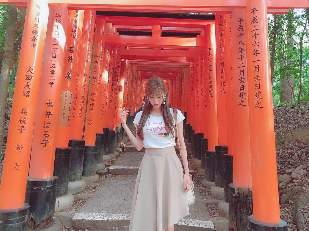 鳳ゆまさんのインスタグラム写真 - (鳳ゆまInstagram)「#伏見稲荷大社 ⛩ . 今年もリアちゃんと京都🦊 毎年行ってる気がする笑笑  奥に行くにつれ人が減るから 写真撮るときは先に進むのが おススメ🙆‍♀️ . #京都 #神社 #日本 #観光スポット #観光 #遊び #コーデ #狐 #京都旅行 #インスタ映えスポット  #japan #kyoto #ootd  #japanesegirl #sightseeing」6月7日 3時50分 - yumangerion06