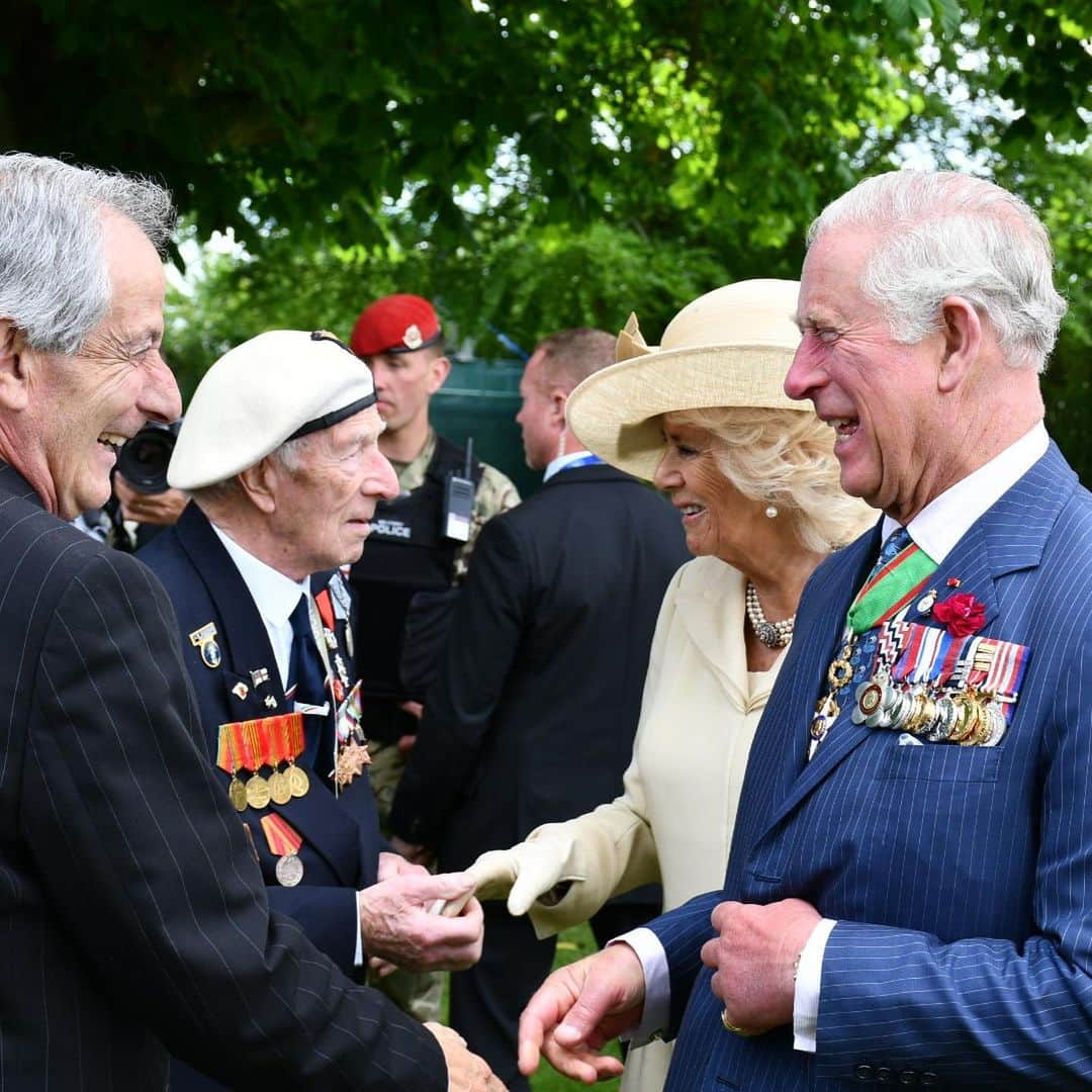 クラレンス邸さんのインスタグラム写真 - (クラレンス邸Instagram)「After two @royalbritishlegion Services of Remembrance in Bayeux, The Prince and The Duchess had the opportunity to meet D-Day veterans and others at a reception, which included members of the @queensownrifles, of which Her Royal Highness is Colonel-in-Chief, and those involved with the Normandy Memorial Trust, of which The Prince is Royal Patron. His Royal Highness also met @royaldrawingschool graduate Gideon Summerfield, who has created a series of portraits in honour of D-Day veterans. #DDay75」6月7日 4時01分 - clarencehouse