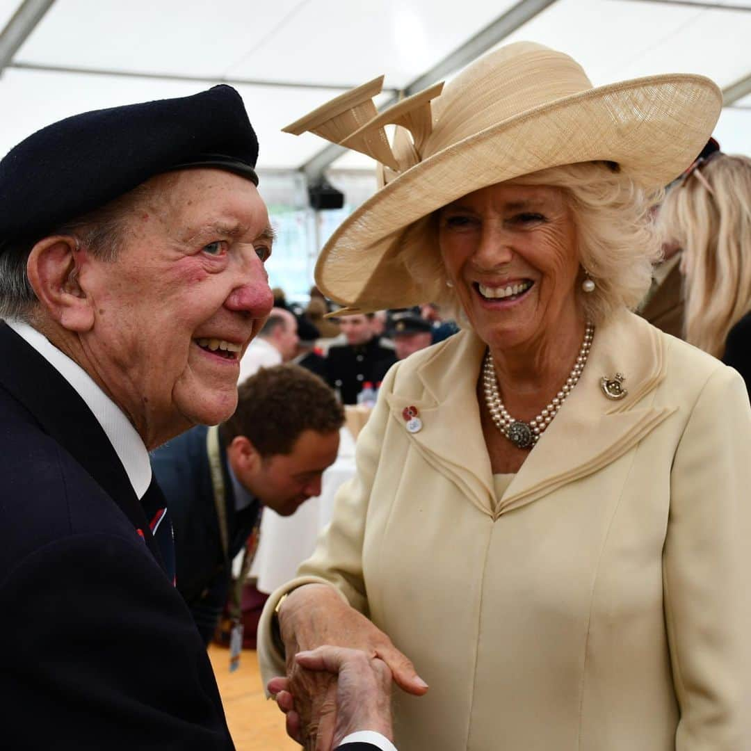 クラレンス邸さんのインスタグラム写真 - (クラレンス邸Instagram)「After two @royalbritishlegion Services of Remembrance in Bayeux, The Prince and The Duchess had the opportunity to meet D-Day veterans and others at a reception, which included members of the @queensownrifles, of which Her Royal Highness is Colonel-in-Chief, and those involved with the Normandy Memorial Trust, of which The Prince is Royal Patron. His Royal Highness also met @royaldrawingschool graduate Gideon Summerfield, who has created a series of portraits in honour of D-Day veterans. #DDay75」6月7日 4時01分 - clarencehouse